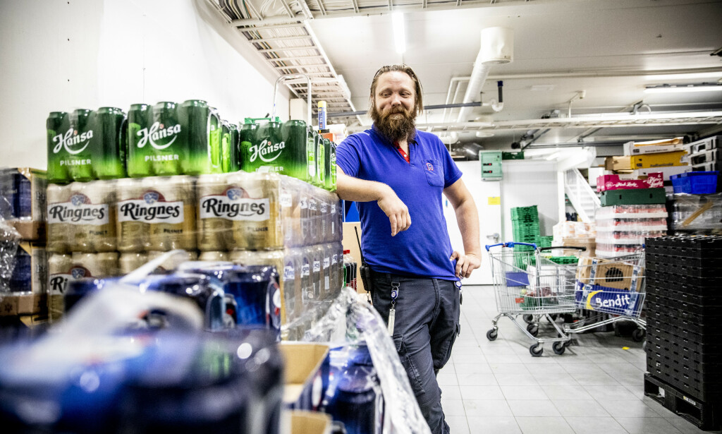 - GÅTT I ETT: Butikksjef Raymond Olavi Pakarinen har under normale omstendigheter et varelager som er langt luftigere. Foto: Christian Roth Christensen / Dagbladet - GÅTT I ETT: Butikksjef Raymond Olavi Pakarinen har under normale omstendigheter et varelager som er langt luftigere. Foto: Christian Roth Christensen / Dagbladet