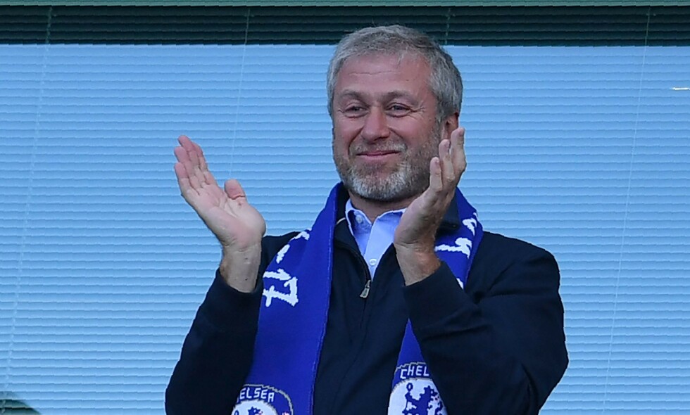 STYRTRIK: Chelsea-eier Roman Abramovitsj på Stamford Bridge under en hjemmekamp mot Sunderland i 2017. Måten han ble rik på er omdiskutert og få vet nøyaktig hvordan han ble rik - eller hva som skjedde lenge før pengene strømmet inn. FOTO: NTB Scanpix STYRTRIK: Chelsea-eier Roman Abramovitsj på Stamford Bridge under en hjemmekamp mot Sunderland i 2017. Måten han ble rik på er omdiskutert og få vet nøyaktig hvordan han ble rik - eller hva som skjedde lenge før pengene strømmet inn. FOTO: NTB Scanpix