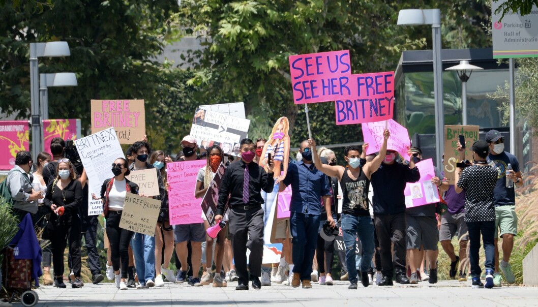 <strong>DEMONSTRERER:</strong> Flere amerikanere har engasjert seg i #freebritney-bevegelsen. Her demonstrerer en gruppe mennesker i Los Angeles torsdag. Foto: NTB Scanpix <strong>DEMONSTRERER:</strong> Flere amerikanere har engasjert seg i #freebritney-bevegelsen. Her demonstrerer en gruppe mennesker i Los Angeles torsdag. Foto: NTB Scanpix