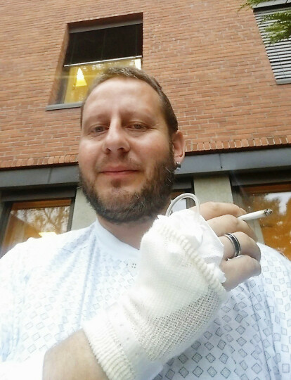 TOK EN BLÅS: - Jeg fikk etter hvert et avslappet forhold til alle sykehusinnleggelsene, sier Per Steinar. Foto: Privat TOK EN BLÅS: - Jeg fikk etter hvert et avslappet forhold til alle sykehusinnleggelsene, sier Per Steinar. Foto: Privat