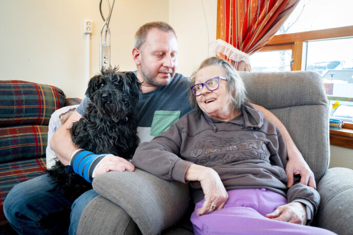 LETTET: – Jeg har ofte vært redd for å miste deg, sier Inger-Lise. Sønnen Per Steinar er nå frisk og rask, til glede også for familiens hund Amira (12). Foto: Espen Solli / Se og Hør LETTET: – Jeg har ofte vært redd for å miste deg, sier Inger-Lise. Sønnen Per Steinar er nå frisk og rask, til glede også for familiens hund Amira (12). Foto: Espen Solli / Se og Hør