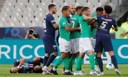 SÅ RØDT: St Etiennes Loic Perrin grisetaklet PSGs Kylian Mbappe. Seinere fikk han sitt andre gule. Foto: AFP /NTB Scanpix SÅ RØDT: St Etiennes Loic Perrin grisetaklet PSGs Kylian Mbappe. Seinere fikk han sitt andre gule. Foto: AFP /NTB Scanpix