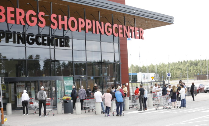 <strong>KØ UTENFOR:</strong> Det er kø utenfor kjøpesenteret lørdag. Foto: Christian Roth Christensen / Dagbladet <strong>KØ UTENFOR:</strong> Det er kø utenfor kjøpesenteret lørdag. Foto: Christian Roth Christensen / Dagbladet