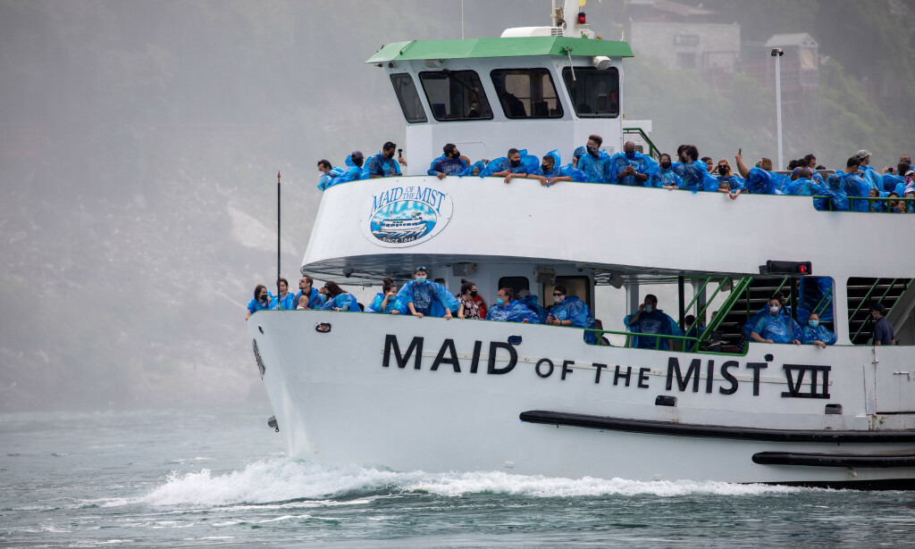 AMERIKANSK: Det er det amerikanske selskapet Maid of the Mist som eier den amerikanske ferja. Foto: Carlos Osorio / Reuters / NTB scanpix AMERIKANSK: Det er det amerikanske selskapet Maid of the Mist som eier den amerikanske ferja. Foto: Carlos Osorio / Reuters / NTB scanpix