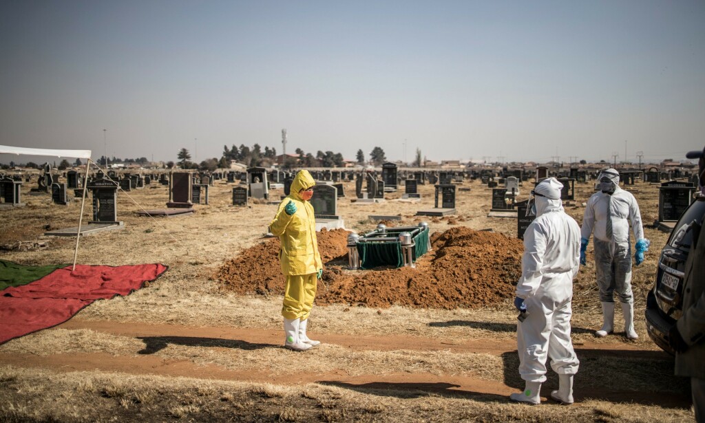 BEGRAVELSESAGENTER: Begravelsesagenter i beskyttelsesutstyr kommer til Doornkop-kirkegården i Soweto i Sør-Afrika tirsdag. Foto: MARCO LONGARI / AFP BEGRAVELSESAGENTER: Begravelsesagenter i beskyttelsesutstyr kommer til Doornkop-kirkegården i Soweto i Sør-Afrika tirsdag. Foto: MARCO LONGARI / AFP