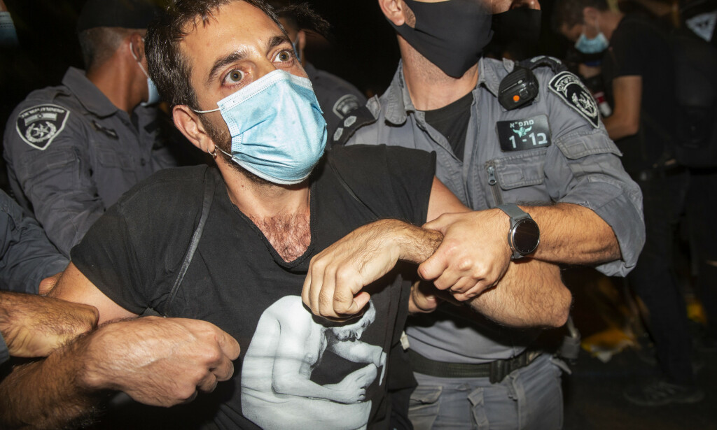 Demonstrasjonene mot statsminister Benjamin Netanyahu fortsatte lørdag kveld flere steder i Israel, blant annet utenfor statsministerboligen i Jerusalem der tolv demonstranter ble pågrepet. Foto: AP / NTB scanpix Demonstrasjonene mot statsminister Benjamin Netanyahu fortsatte lørdag kveld flere steder i Israel, blant annet utenfor statsministerboligen i Jerusalem der tolv demonstranter ble pågrepet. Foto: AP / NTB scanpix
