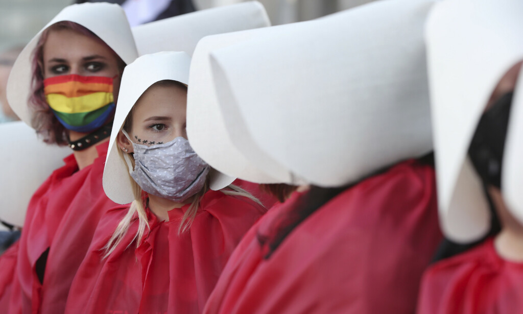 Flere demonstranter hadde kledd seg ut i kostymer som er en referanse til boka «The Handmaid's Tale» av Margaret Atwood, der noen kvinner blir fratatt alle rettigheter og utsatt for omfattende og institusjonalisert vold, voldtekt og overgrep. Foto: Czarek Sokolowski / AP / NTB scanpix Flere demonstranter hadde kledd seg ut i kostymer som er en referanse til boka «The Handmaid's Tale» av Margaret Atwood, der noen kvinner blir fratatt alle rettigheter og utsatt for omfattende og institusjonalisert vold, voldtekt og overgrep. Foto: Czarek Sokolowski / AP / NTB scanpix