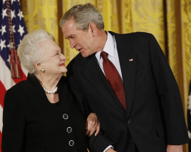 HYLLET: Olivia de Havilland fikk en rekke utmerkelser som skuespiller. I 2008 ble hun tildelt National Medal og Art av George W. Bush. Foto: NTB Scanpix HYLLET: Olivia de Havilland fikk en rekke utmerkelser som skuespiller. I 2008 ble hun tildelt National Medal og Art av George W. Bush. Foto: NTB Scanpix