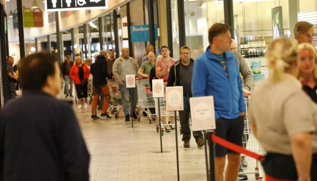 <strong>KØER:</strong> Det var kø utenfor Systembolaget lørdag morgen. Foto: Christian Roth Christensen / Dagbladet. <strong>KØER:</strong> Det var kø utenfor Systembolaget lørdag morgen. Foto: Christian Roth Christensen / Dagbladet.