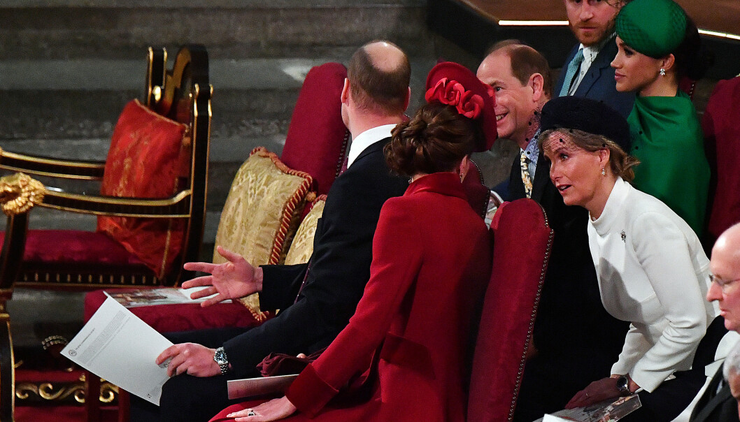 UBEKVEMT: Meghan og Harry satt langt unna storebror William og hertuginne Kate på deres siste oppdrag for det britiske kongehus. Her er William og Kate i samtale med prins Edward og hans kone grevinne Sophie. FOTO: NTB scanpix UBEKVEMT: Meghan og Harry satt langt unna storebror William og hertuginne Kate på deres siste oppdrag for det britiske kongehus. Her er William og Kate i samtale med prins Edward og hans kone grevinne Sophie. FOTO: NTB scanpix