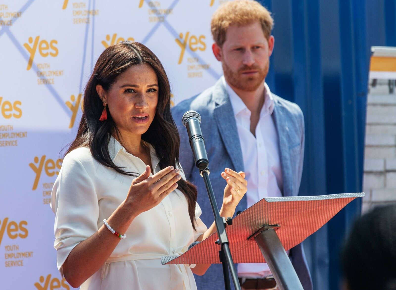 ENGASJERTE: Meghan og Harry har bidratt under korona-pandemien, og har delt ut mat til trengende ikledd ansiktsmasker. De har alltid vært opptatt av å fronte sine egne, utvalgte hjertesaker. Her fra Sør-Afrika-reisen i fjor høst. FOTO: NTB scanpix ENGASJERTE: Meghan og Harry har bidratt under korona-pandemien, og har delt ut mat til trengende ikledd ansiktsmasker. De har alltid vært opptatt av å fronte sine egne, utvalgte hjertesaker. Her fra Sør-Afrika-reisen i fjor høst. FOTO: NTB scanpix
