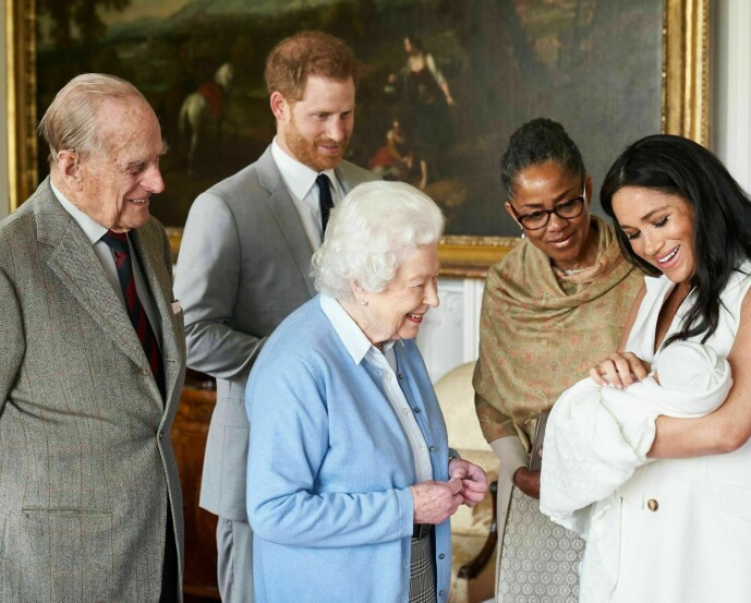 DEN GANG DA: Dronning Elizabeth har ikke sett oldebarne Archie siden han var nyfødt. Nå frykter den 94 år gamle dronningen at hun aldri skal få se oldebarnet igjen. Dette bildet er tatt noen dager etter fødselen i mai 2019. FOTO: NTB scanpix DEN GANG DA: Dronning Elizabeth har ikke sett oldebarne Archie siden han var nyfødt. Nå frykter den 94 år gamle dronningen at hun aldri skal få se oldebarnet igjen. Dette bildet er tatt noen dager etter fødselen i mai 2019. FOTO: NTB scanpix