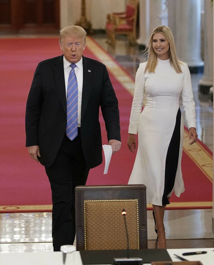 <strong>SOMMERLIG:</strong> Helt siden juni har Ivanka Trump utelukkende vært å se i hvitt. Det fikk The Guardians motekronikør til å tenke. Her er hun fotografert med faren den 26. juni. Foto: NTB Scanpix <strong>SOMMERLIG:</strong> Helt siden juni har Ivanka Trump utelukkende vært å se i hvitt. Det fikk The Guardians motekronikør til å tenke. Her er hun fotografert med faren den 26. juni. Foto: NTB Scanpix