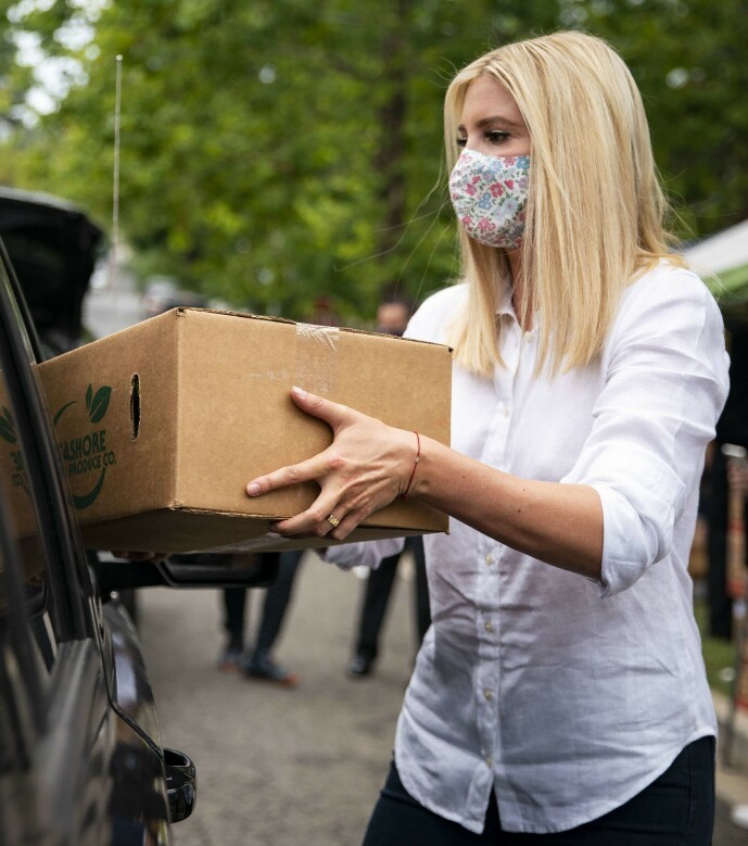 <strong>TVETYDIG:</strong> Denne uka delte Ivanka Trump ut mat i Washington D.C. Det ikledd en hvit skjorte, som ikke var nede i buksa. Foto: NTB Scanpix <strong>TVETYDIG:</strong> Denne uka delte Ivanka Trump ut mat i Washington D.C. Det ikledd en hvit skjorte, som ikke var nede i buksa. Foto: NTB Scanpix