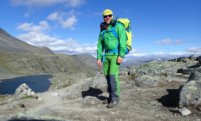 UT MOT «SNUSERNE»: Knut-Erik Tessnes, som er guide og går patrulje over Besseggen, gir klar beskjed til turgåere: Ta med snusen hjem! Foto: Gjendeguiden UT MOT «SNUSERNE»: Knut-Erik Tessnes, som er guide og går patrulje over Besseggen, gir klar beskjed til turgåere: Ta med snusen hjem! Foto: Gjendeguiden