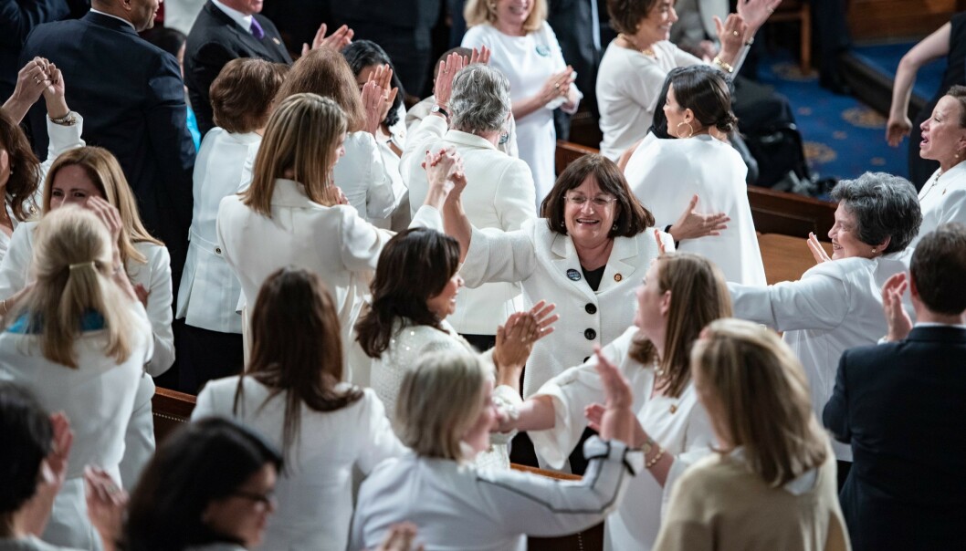 <strong>SYMBOLTUNGT:</strong> Dette bildet ble tatt da flere kongresskvinner feiret at de nå hadde blitt rekordmange. De hvite klærne symboliserte dessuten avsky mot Donald Trumps politikk. Foto: NTB Scanpix <strong>SYMBOLTUNGT:</strong> Dette bildet ble tatt da flere kongresskvinner feiret at de nå hadde blitt rekordmange. De hvite klærne symboliserte dessuten avsky mot Donald Trumps politikk. Foto: NTB Scanpix