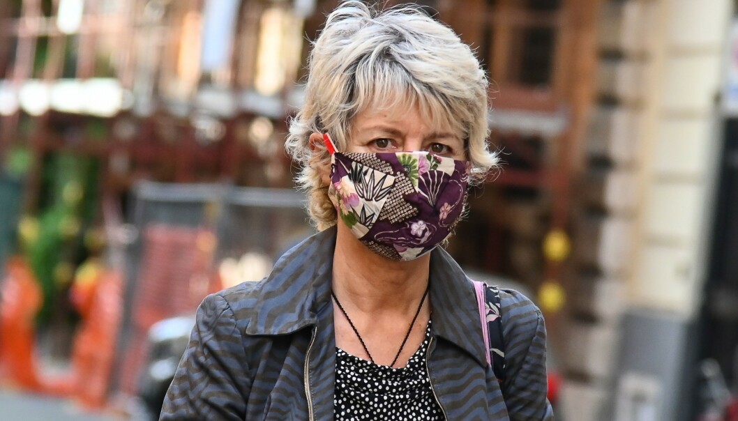 HJEMMELAGET: Det er viktig å kjenne til munnbindets filtreringsevne, sier Hanne Eriksen Volle i FHI. Her er en kvinne i Roma iført et hjemmelaget munnbind. Foto: NTB scanpix HJEMMELAGET: Det er viktig å kjenne til munnbindets filtreringsevne, sier Hanne Eriksen Volle i FHI. Her er en kvinne i Roma iført et hjemmelaget munnbind. Foto: NTB scanpix