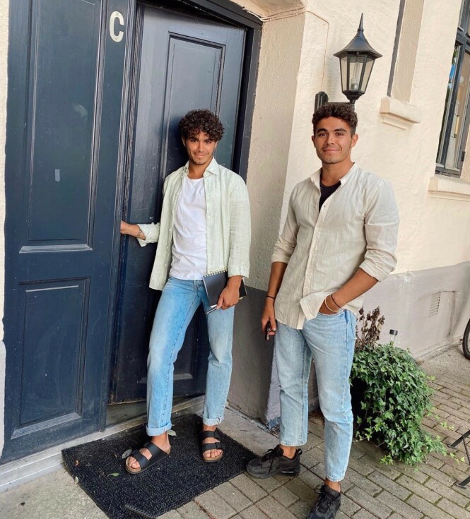 BOLIGEIERE: Emil og Silas Massa Vasstrand utenfor sin nye leilighet. Foto: Privat BOLIGEIERE: Emil og Silas Massa Vasstrand utenfor sin nye leilighet. Foto: Privat