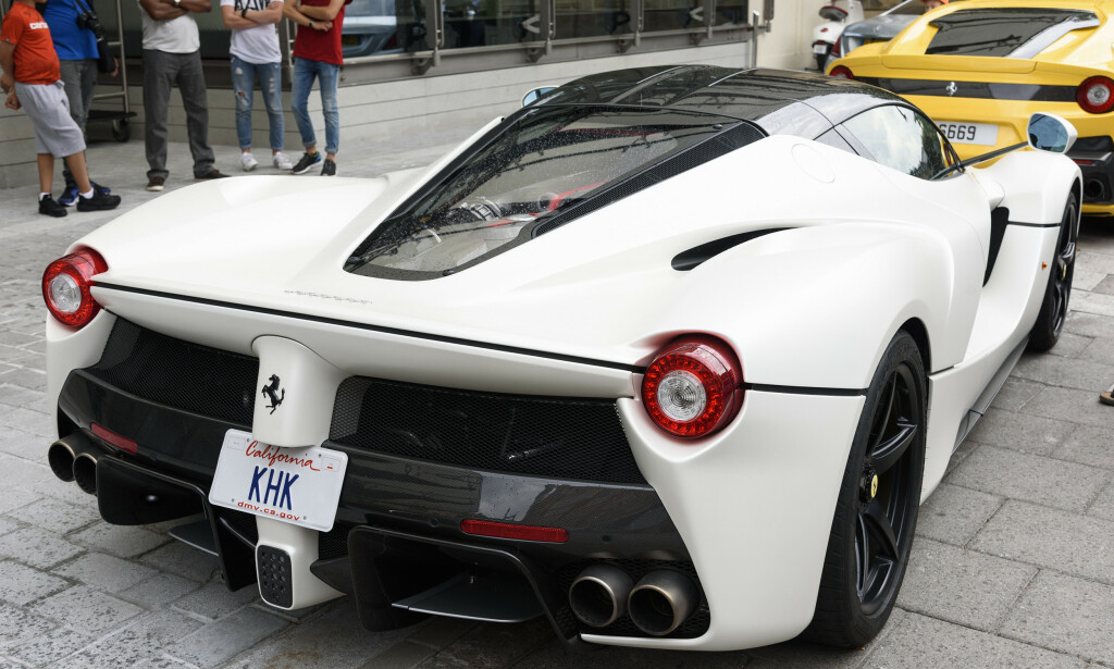 LUKSUSBILER: I august sto en rekke svært eksklusive biler, som Ferraris LeFerrari, i Knightsbridge i London. Som skiltene viser er det trolig sjeik Khalifa bin Hamad bin Khalifa Al Thani som eier dem. Foto: Ray Tang / Lnp / REX / NTB scanpix LUKSUSBILER: I august sto en rekke svært eksklusive biler, som Ferraris LeFerrari, i Knightsbridge i London. Som skiltene viser er det trolig sjeik Khalifa bin Hamad bin Khalifa Al Thani som eier dem. Foto: Ray Tang / Lnp / REX / NTB scanpix