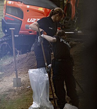 SØK: Det graves med både spader og gravemaskin på stedet. Foto: Peter Steffen / DPA / AP / NTB scanpix SØK: Det graves med både spader og gravemaskin på stedet. Foto: Peter Steffen / DPA / AP / NTB scanpix