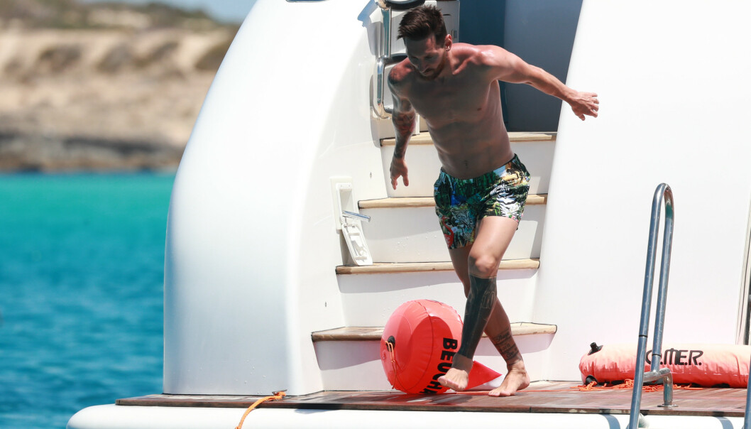 <strong>BADE:</strong> Fotballstjernen tok seg også et bad i det asurblå havet under yacht-turen. Foto: NTB Scanpix <strong>BADE:</strong> Fotballstjernen tok seg også et bad i det asurblå havet under yacht-turen. Foto: NTB Scanpix