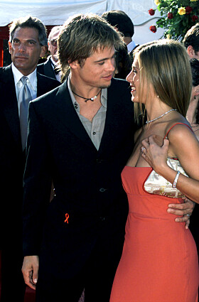 NYGIFT: Brad og Jennifer under Emmy-utdelingen få måneder etter at de ga hverandre sitt ja. Foto: NTB Scanpix NYGIFT: Brad og Jennifer under Emmy-utdelingen få måneder etter at de ga hverandre sitt ja. Foto: NTB Scanpix