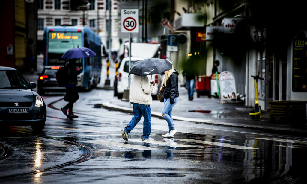 REGN, REGN OG ATTER REGN: Etter dager med regn ser det endelig ut til at det blir sol og varmt vær. Her fra Grønland i Oslo tirsdag. Foto: Christian Roth Christensen / Dagbladet REGN, REGN OG ATTER REGN: Etter dager med regn ser det endelig ut til at det blir sol og varmt vær. Her fra Grønland i Oslo tirsdag. Foto: Christian Roth Christensen / Dagbladet