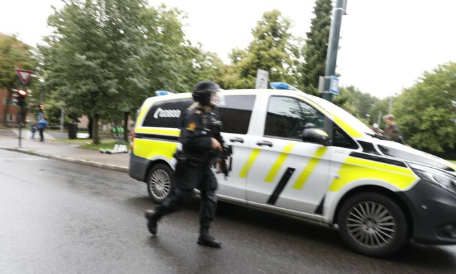 BEVÆPNET: Bevæpnet politi, blant annet fra beredskapstroppen, jakter fortsatt klokka 17.30 etter det som angivelig skal være flere gjerningspersoner etter at en mann ble skutt i Christian Michelsens gate ved Carl Berners Plass/Torshov-omådet. Foto: Christian Roth Christiansen BEVÆPNET: Bevæpnet politi, blant annet fra beredskapstroppen, jakter fortsatt klokka 17.30 etter det som angivelig skal være flere gjerningspersoner etter at en mann ble skutt i Christian Michelsens gate ved Carl Berners Plass/Torshov-omådet. Foto: Christian Roth Christiansen