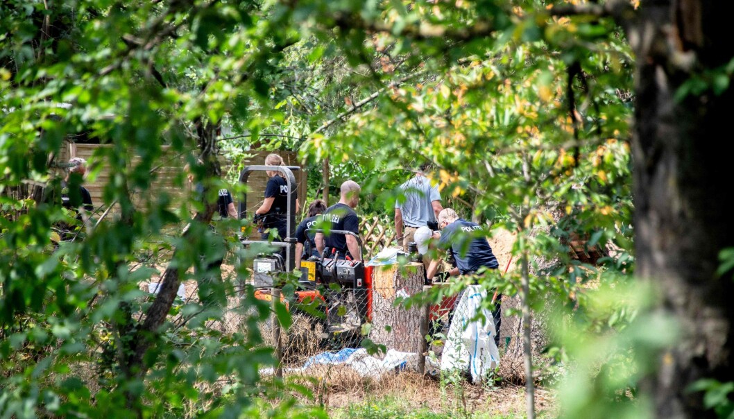 OMRÅDER GRAVD OPP: Både åstedsgranskere og uniformert politi jobbet i timesvis på kolonihage-tomten utenfor Hannover i Tyskland tirsdag. Foto: Hauke-Christian Dittrich / AFP / NTB scanpix OMRÅDER GRAVD OPP: Både åstedsgranskere og uniformert politi jobbet i timesvis på kolonihage-tomten utenfor Hannover i Tyskland tirsdag. Foto: Hauke-Christian Dittrich / AFP / NTB scanpix