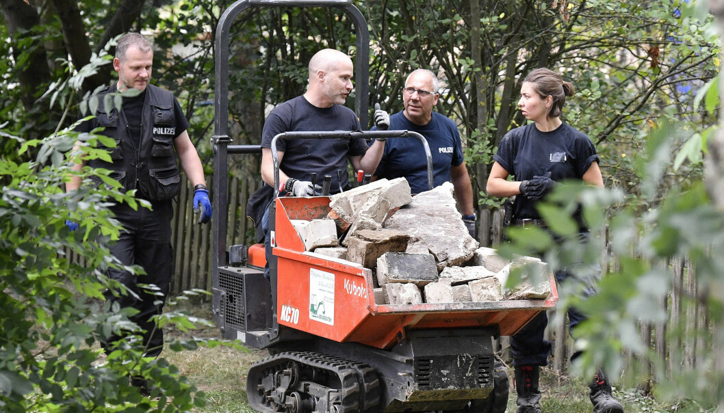 OMFATTENDE: Store mengder stein ble kjørt vekk fra området politiet undersøker. Det er også fjernet flere trært og busker. Foto: Martin Meissner / AP / NTB Scanpix OMFATTENDE: Store mengder stein ble kjørt vekk fra området politiet undersøker. Det er også fjernet flere trært og busker. Foto: Martin Meissner / AP / NTB Scanpix