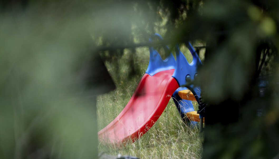BARNESKLIE: En barnesklie kan ses gjennom sperregjerdene satt opp i kolonihagen. Foto: Peter Steffen / DPA / AP / NTB scanpix BARNESKLIE: En barnesklie kan ses gjennom sperregjerdene satt opp i kolonihagen. Foto: Peter Steffen / DPA / AP / NTB scanpix
