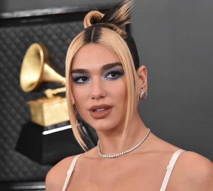 GRAMMY AWARDS: Artisten Dua Lipa gikk for samme stil som Jennifer Lopez gjorde på SAG Awards, men her ser du at det er langt større kontrast i fargene. Foto: NTB Scanpix GRAMMY AWARDS: Artisten Dua Lipa gikk for samme stil som Jennifer Lopez gjorde på SAG Awards, men her ser du at det er langt større kontrast i fargene. Foto: NTB Scanpix