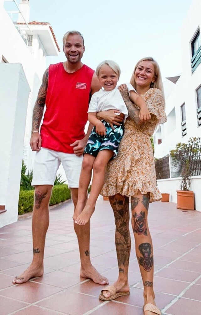 FAMILIE: I Thailand møtte Eliassen plutselig på en islending. Det er fem år siden nå. Sammen har de fått sønnen Atlas, som de reiser verden rundt med. Foto: Privat FAMILIE: I Thailand møtte Eliassen plutselig på en islending. Det er fem år siden nå. Sammen har de fått sønnen Atlas, som de reiser verden rundt med. Foto: Privat