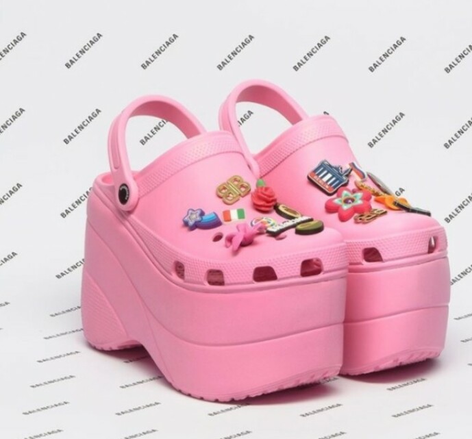 UTSOLGT: Skoene, som er et samarbeid mellom Balenciaga og Crocs, har en prislapp på over 6500 kroner og ble denne uken utsolgt før de kom i butikk. Foto: @balenciaga på Instagram UTSOLGT: Skoene, som er et samarbeid mellom Balenciaga og Crocs, har en prislapp på over 6500 kroner og ble denne uken utsolgt før de kom i butikk. Foto: @balenciaga på Instagram