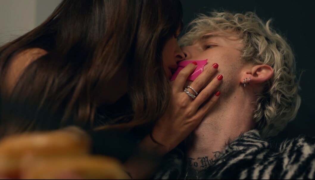 HETT PÅ FILM: Megan Fox og Machine Gun Kelly er tett på hverandre i hans musikkvideo. Foto: Skjermdump HETT PÅ FILM: Megan Fox og Machine Gun Kelly er tett på hverandre i hans musikkvideo. Foto: Skjermdump