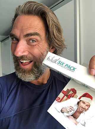 PRIVAT SAMLING: Lukas Hassel har fortsatt diverse Mr Melk-produkter liggende hjemme, blant annet bordtennisballer og julekort. Foto: privat. PRIVAT SAMLING: Lukas Hassel har fortsatt diverse Mr Melk-produkter liggende hjemme, blant annet bordtennisballer og julekort. Foto: privat.