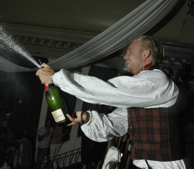 DEN GANG DA: 32-åringen sprettet champagneflaska da det ble klart at han var vinneren av «Paradise Hotel» i 2010. Finalefesten ble avholdt på Luux. Foto: John T. Pedersen / Dagbladet DEN GANG DA: 32-åringen sprettet champagneflaska da det ble klart at han var vinneren av «Paradise Hotel» i 2010. Finalefesten ble avholdt på Luux. Foto: John T. Pedersen / Dagbladet