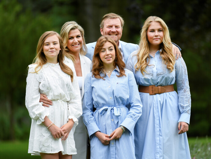 FAMILIEBILDE: Den nederlandske kongefamilien stilte opp på sin årlige sommerfotografering. Foto: NTB Scanpix FAMILIEBILDE: Den nederlandske kongefamilien stilte opp på sin årlige sommerfotografering. Foto: NTB Scanpix
