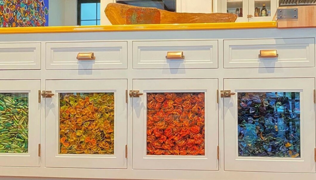FARGERIKT: Disse fire skapene, som oppbevarer farget pasta, splitter Hadid-fansen. Foto: Instagram FARGERIKT: Disse fire skapene, som oppbevarer farget pasta, splitter Hadid-fansen. Foto: Instagram