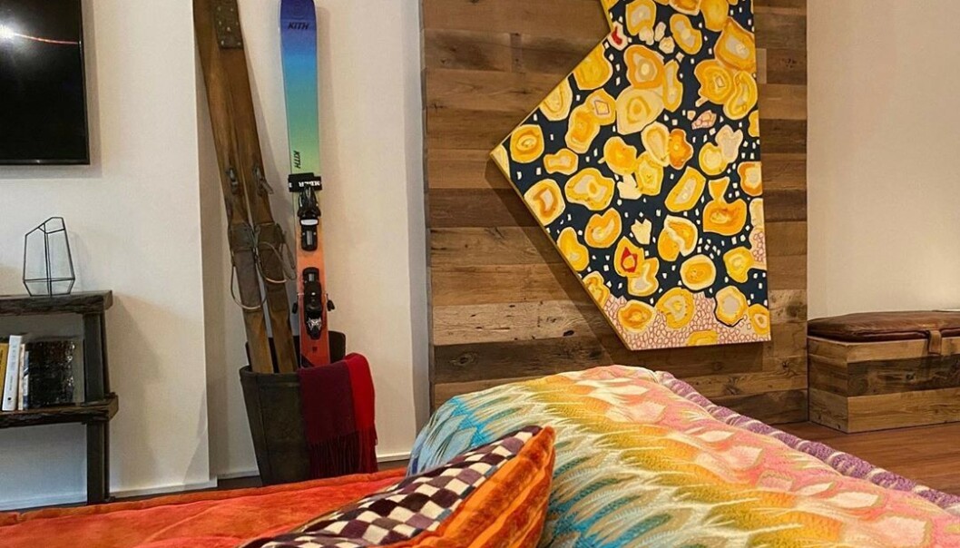 DYRT: Selv om enkelte mener Hadids hjem ser billig ut, er det tvilsomt det. I sofaen alene har hun flere pledd og puter fra eksklusive Missoni. Kunstverket på veggen skaper også splid. Foto: Privat DYRT: Selv om enkelte mener Hadids hjem ser billig ut, er det tvilsomt det. I sofaen alene har hun flere pledd og puter fra eksklusive Missoni. Kunstverket på veggen skaper også splid. Foto: Privat