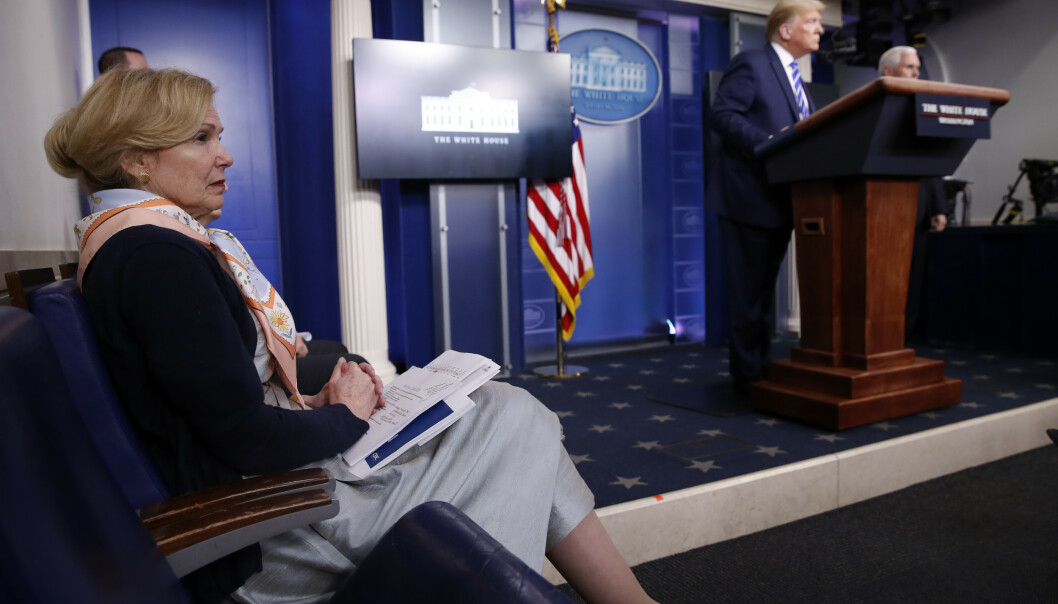 <strong>FORESLO DESINFEKSJONSMIDER:</strong> Trumps corona-koordinator Deborah Birx så ut som hun fikk sjokk da Trump 23. apri forslo at injeksjon av desinfeksjonsmidler eller sterkt lys inn i kroppen kunne fungere mot corona-viruset Foto: AP Photo/Alex Brandon <strong>FORESLO DESINFEKSJONSMIDER:</strong> Trumps corona-koordinator Deborah Birx så ut som hun fikk sjokk da Trump 23. apri forslo at injeksjon av desinfeksjonsmidler eller sterkt lys inn i kroppen kunne fungere mot corona-viruset Foto: AP Photo/Alex Brandon