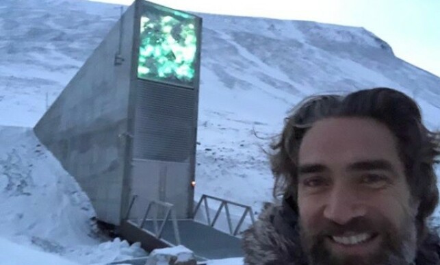 NORGESFERIE: Lukas Hassel utenfor frøhvelvet på Svalbard. Foto: privat. NORGESFERIE: Lukas Hassel utenfor frøhvelvet på Svalbard. Foto: privat.