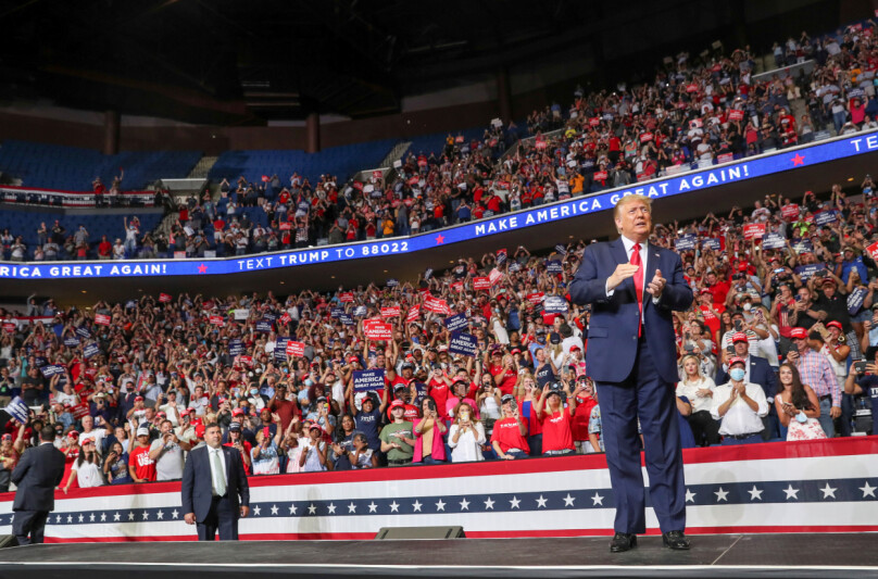 <strong>GJENNOMFØRTE MASSEMØTE:</strong> Donald Trump trosset rådene fra smittevernsekspertene og gjennomførte et massemøte i Tulsa i Oklahoma 20. juni. Møte ble en fiasko da langt færre enn ventet møtte fram. Foto: REUTERS/Leah Millis <strong>GJENNOMFØRTE MASSEMØTE:</strong> Donald Trump trosset rådene fra smittevernsekspertene og gjennomførte et massemøte i Tulsa i Oklahoma 20. juni. Møte ble en fiasko da langt færre enn ventet møtte fram. Foto: REUTERS/Leah Millis