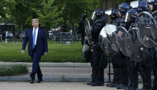 1. juni: Midt under George Floyd-demonstrasjonene i Washington, D.C , brukte Trump politiet og nasjonalgarden for å rydde unna fredelige demonstranter i Lafayette Park, slik at Trump kunne la seg fotografere med en bibel i hånda utenfor «presidentenes kirke» St. John’s Episcopal Church. Foto: Ap Photo 1. juni: Midt under George Floyd-demonstrasjonene i Washington, D.C , brukte Trump politiet og nasjonalgarden for å rydde unna fredelige demonstranter i Lafayette Park, slik at Trump kunne la seg fotografere med en bibel i hånda utenfor «presidentenes kirke» St. John’s Episcopal Church. Foto: Ap Photo