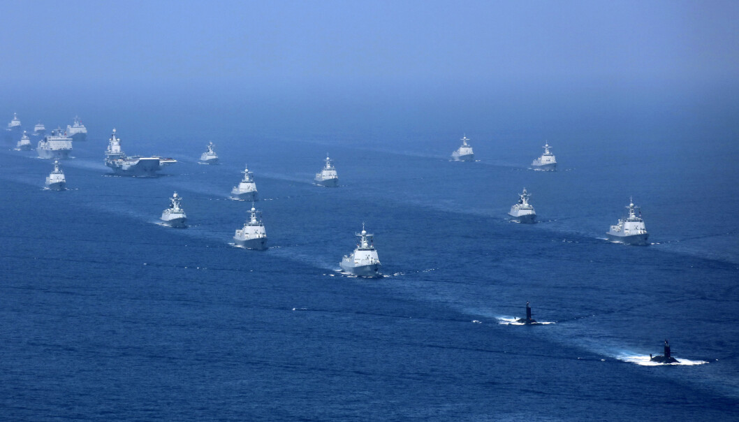 ØVER: Det kinesiske hangarskipet Liaoning følges av fregatter og ubåter under en øvelse i Sør-Kinahavet i april. Foto: Li Gang /AP ØVER: Det kinesiske hangarskipet Liaoning følges av fregatter og ubåter under en øvelse i Sør-Kinahavet i april. Foto: Li Gang /AP