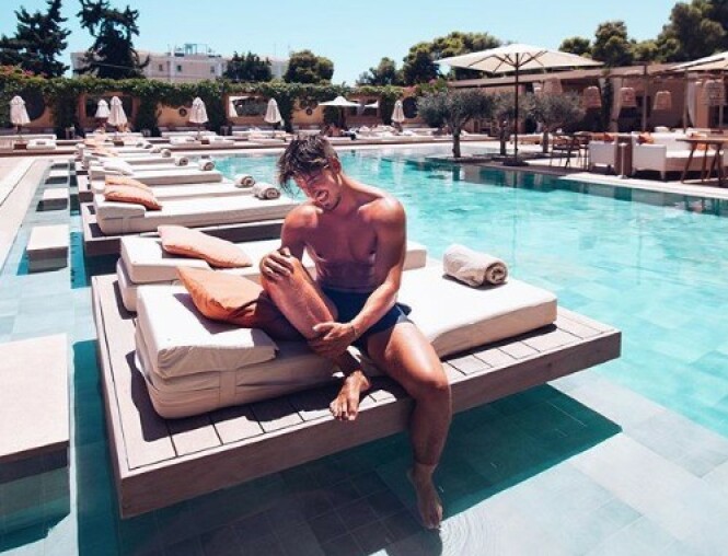 NYTER FERIEN: Morten Botten slapper av med late dager i Hellas, og sier til Dagbladet at greske myndigheter er strenge på smitteverntiltakene. Foto: Privat NYTER FERIEN: Morten Botten slapper av med late dager i Hellas, og sier til Dagbladet at greske myndigheter er strenge på smitteverntiltakene. Foto: Privat