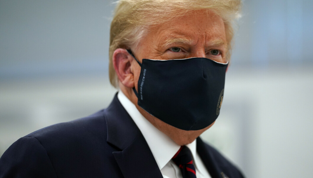 KAN VÆRE KJØRT: Trump har fått krass kritikk for sin håndtering av coronapandemien, og mange mener løpet kan være kjørt. Tidligere denne måneden gikk han for første gang ut og anbefalte bruk av munnbind. Han nektet også lenge å bruke det selv. Her avbildet mandag denne uka. Foto: Evan Vucci / AP / NTB scanpix KAN VÆRE KJØRT: Trump har fått krass kritikk for sin håndtering av coronapandemien, og mange mener løpet kan være kjørt. Tidligere denne måneden gikk han for første gang ut og anbefalte bruk av munnbind. Han nektet også lenge å bruke det selv. Her avbildet mandag denne uka. Foto: Evan Vucci / AP / NTB scanpix