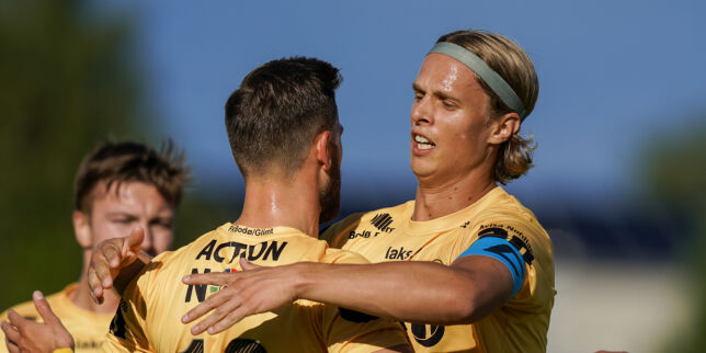 Bekkestua 20200730.
Bodø/Glimts Ulrik Saltnes (t.h) jubler med lagkamerater etter 0-1 målet under eliteseriekampen i fotball mellom Stabæk og Bodø/Glimt på Nadderud Stadion.
Foto: Fredrik Hagen / NTB scanpix