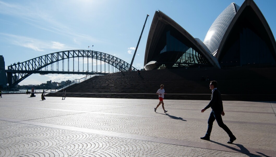 NESTEN TOMT: På grunn av svært få turister får Sydneys innbyggere den vanligvis svært så befolkede plassen foran operahuset i Sydney for seg selv. Foto: Speed Media / Shutterstock / NTB scanpix NESTEN TOMT: På grunn av svært få turister får Sydneys innbyggere den vanligvis svært så befolkede plassen foran operahuset i Sydney for seg selv. Foto: Speed Media / Shutterstock / NTB scanpix