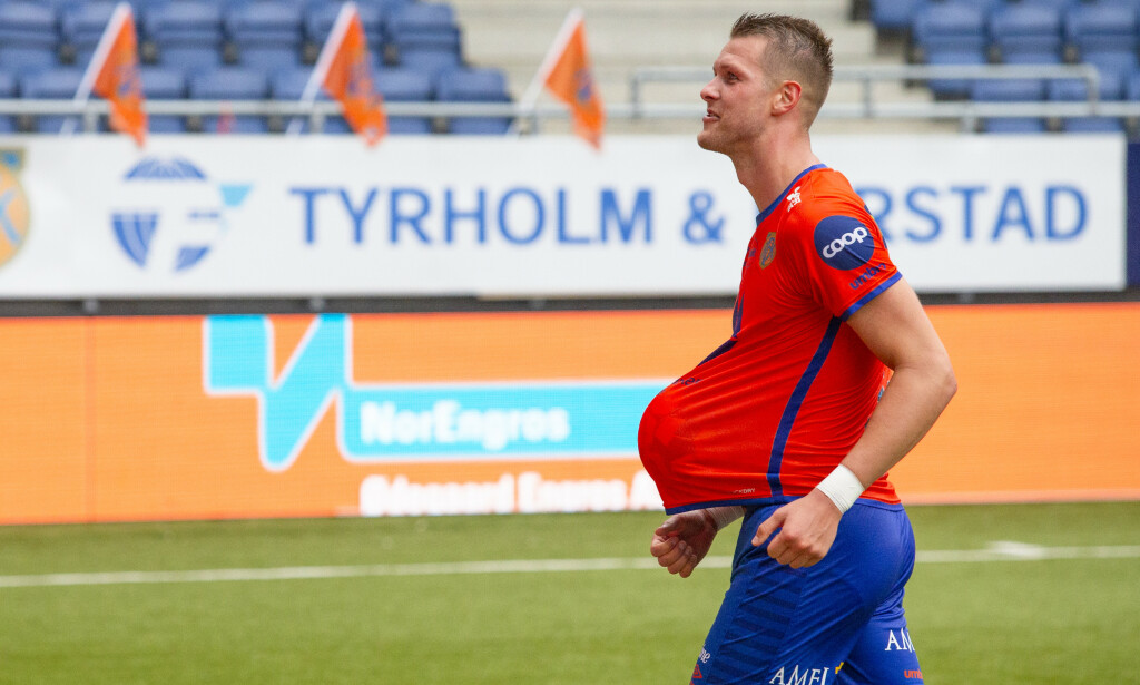 BEGYNNELSEN PÅ NOE NYTT?: Holmbert Aron Fridjonsson scoret hat trick mot Start og fikk med seg ballen hjem. Han gjorde det på denne måten. De tre målene han scoret reddet Aafk i kampen de måtte vinne. Det kan være starten på en ny tid i Aalesund. Foto: Svein Ove Ekornesvg / NTB scanpix BEGYNNELSEN PÅ NOE NYTT?: Holmbert Aron Fridjonsson scoret hat trick mot Start og fikk med seg ballen hjem. Han gjorde det på denne måten. De tre målene han scoret reddet Aafk i kampen de måtte vinne. Det kan være starten på en ny tid i Aalesund. Foto: Svein Ove Ekornesvg / NTB scanpix